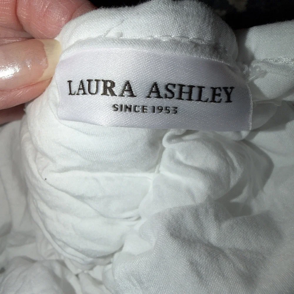 Laura Ashley White Stretchy Puffer Comforter 2 Shams Twin Or Full Dorm